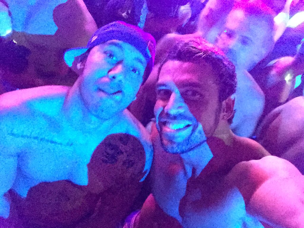 RafaMartinTV's tweet image. En un sábado noche un poquito de fiesta no viene nada mal. ¿Qué tal tu weekend guapaz@? 💪🏼🎉🔝rafamartin.tv🔝