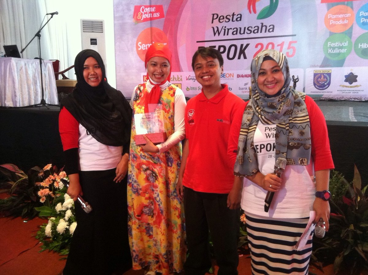 #PWDepok2015 Penyerahan piagam kepada Coach Lyra Puspa cc: <a href="/TDAdepok/">TDA Depok</a> <a href="/TanganDiAtas/">Komunitas Pengusaha Tangan Di Atas (TDA)</a> @pestawirausaha