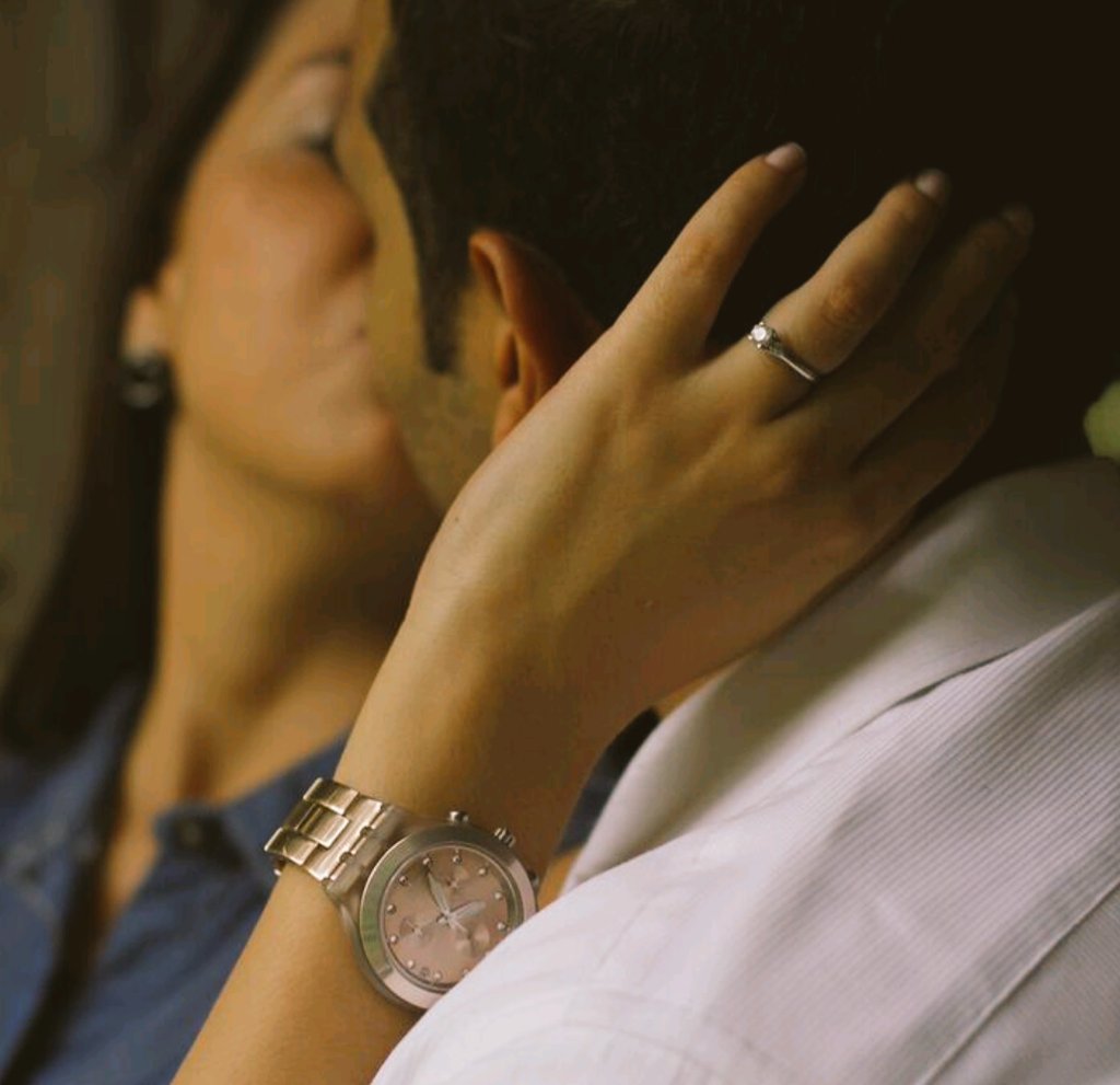 diemaore's tweet photo. One sweet kiss is a #swatchsecond #swatch https://t.co/k9pmjZLRZD