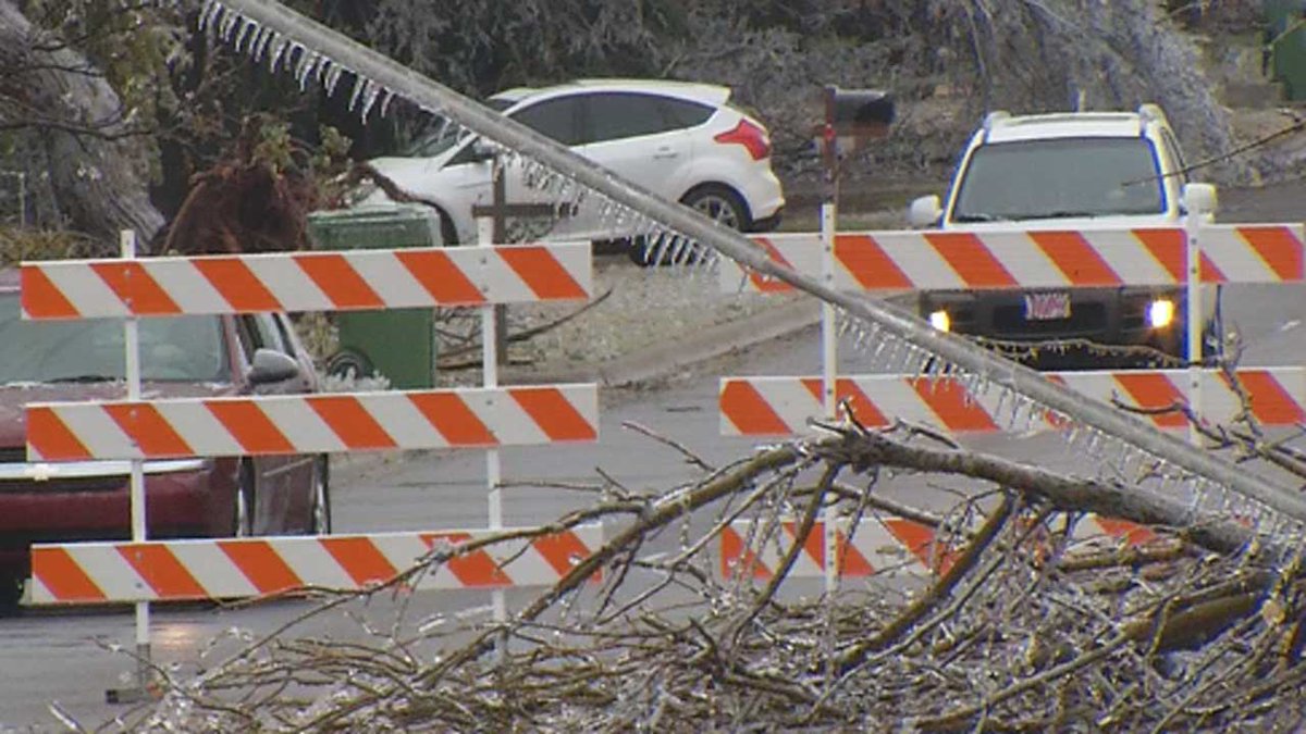 NEWS9's tweet photo. City Of Yukon Cancels Light Display, Closes Roads Due To Ice Storm https://t.co/tr8QTeq57m #News9 https://t.co/AZvlKSw3hb