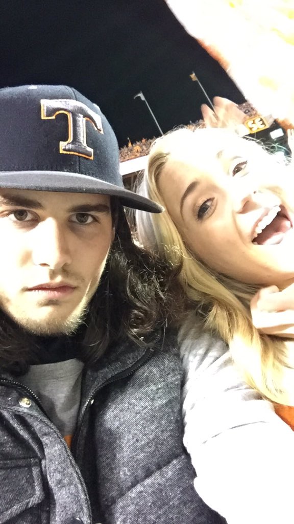 CaseMiller_'s tweet image. Look who I found @vicmarie_10 😂#SheRows #SheSlays