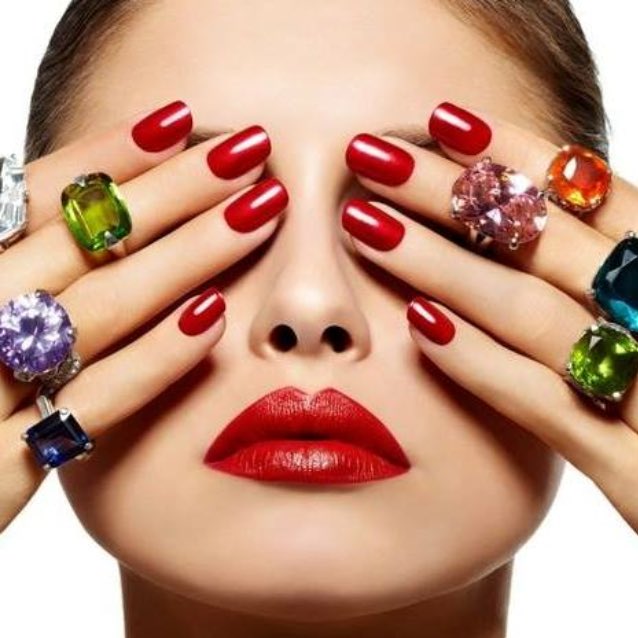 SoSarahVlog's tweet photo. I so excited for Christmas that I've had to make this gorgeous CND Shellacs colour of the week! #Christmas #rednails https://t.co/h1s9NiUb0t