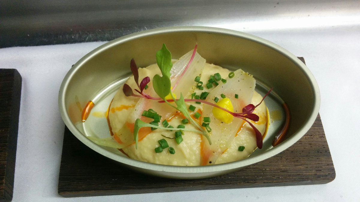 ChefBariffo's tweet photo. Hummus con cebolletas encurtidas al curry y aceite de pimentón https://t.co/827w1ONFZ0