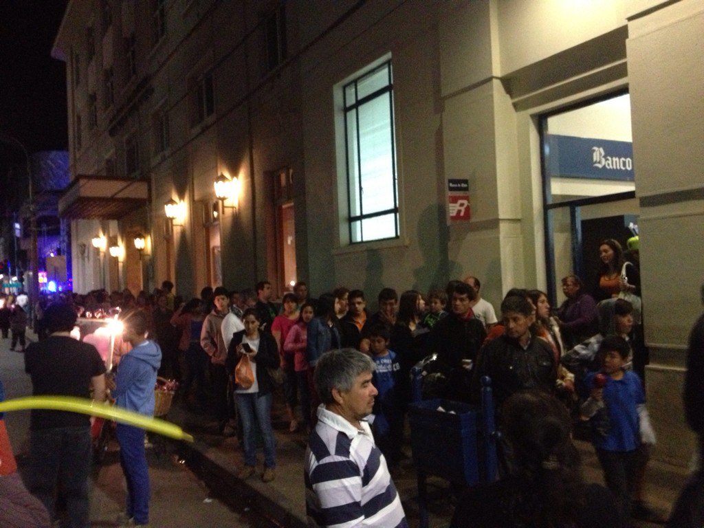 mdgonzall's tweet photo. @Teleton @chillanoficial hace fila para entrar al Banco Chile#lahacemostodosteleton2015 https://t.co/ZduQtcZ7ZP