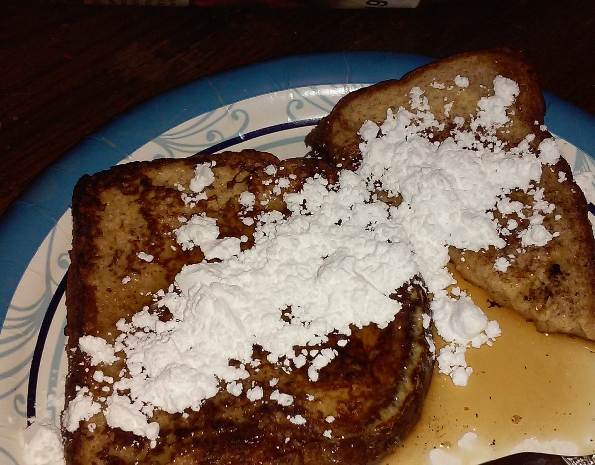 zoester2013's tweet photo. French toast for dinner for French toast Day #FrenchToastDay #Frenchtoast #poweredsugar https://t.co/bBuFVQYKfB