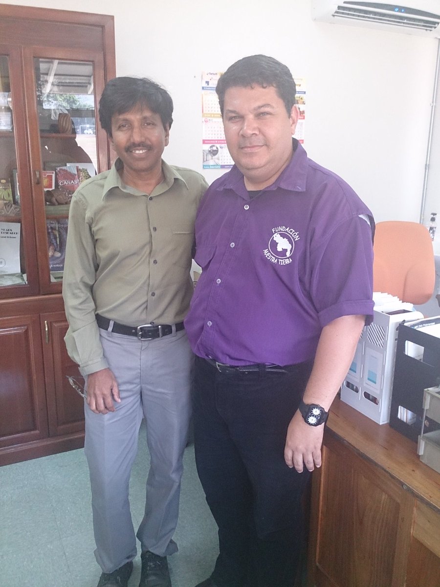 Naudys Gonzalez con el Dr. Path Umaharan director del Centro para el Desarrollo del Cacao en Trinidad y Tobago.