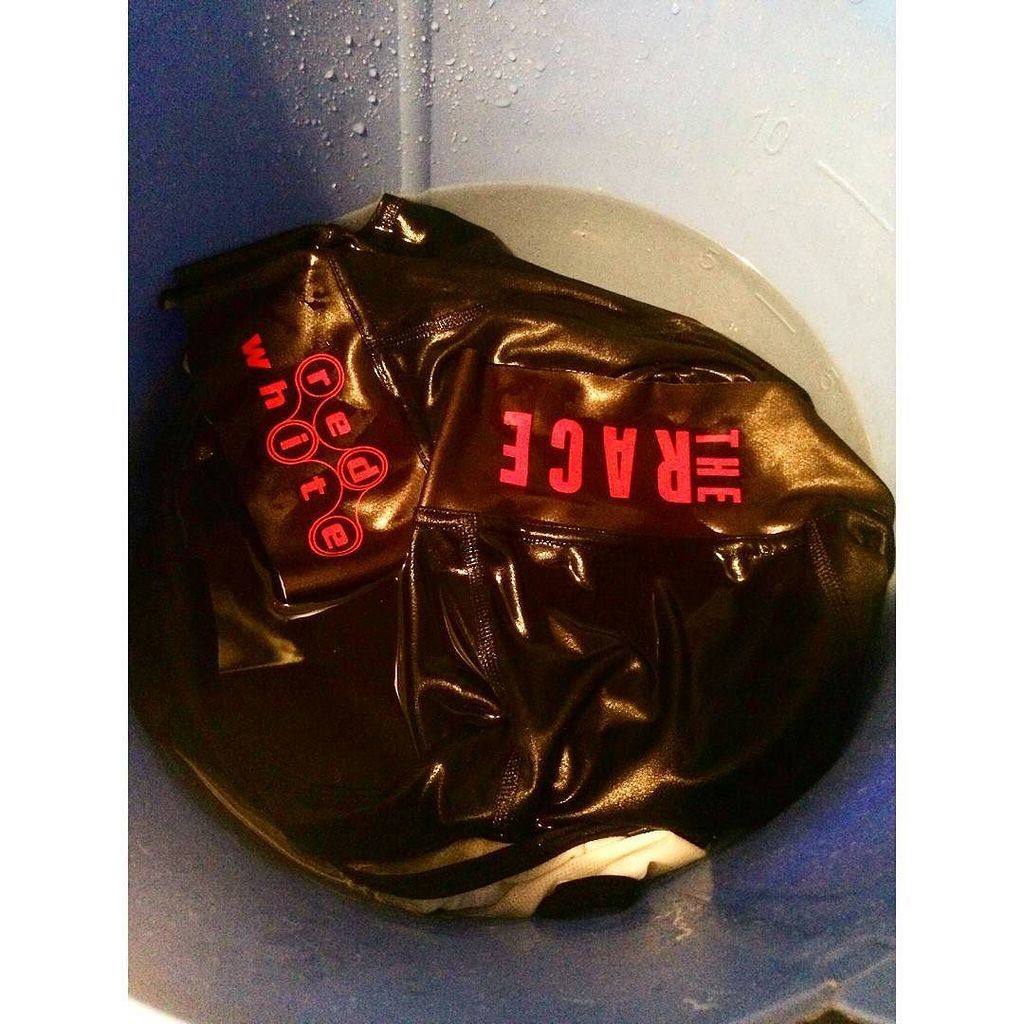 redwhite_cc's tweet image. #wymtm #shutuplegs #cyclist redwhite.cc || A fresh pair of RedWhites being soaked in a pail of cold wat…