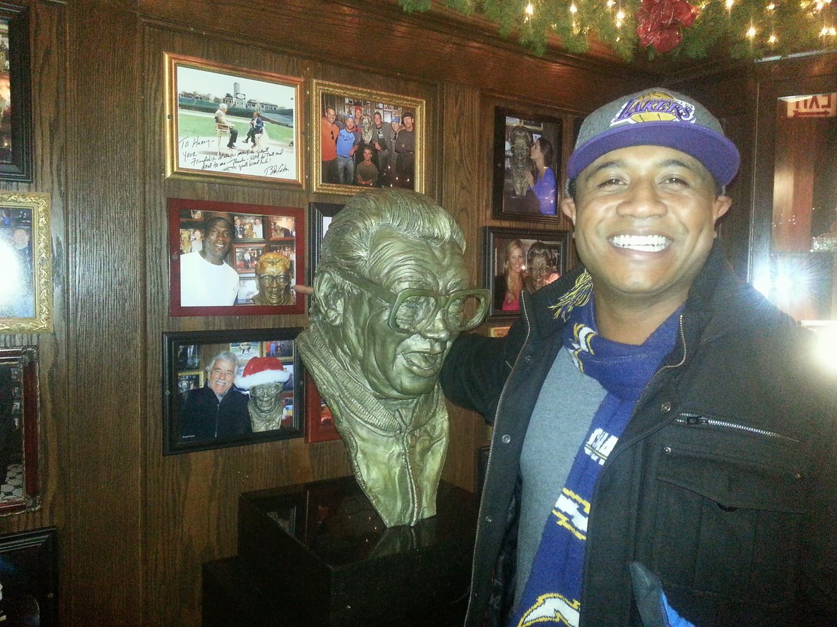 ronjames_rj's tweet photo. Let me hear everybody #HarryCarys #Chicago #Sports #Respect #RonJamesCA #Travel #Thanksgiving https://t.co/HcZuTGo7Ij