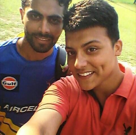 JadduFansClub's tweet photo. Unseen pic of Our RocKsTaR @imjadeja with a fan #IPLdays #CsK #IPL https://t.co/0bo41S7xsf