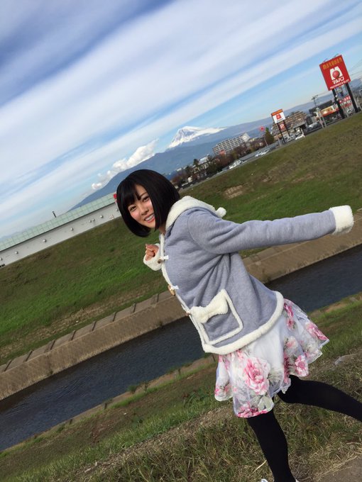 富士山 ｉｎ土手  はしゃぐ松岡٩( ᐛ )( ᐖ )۶ https://t.co/NTc6HGTqyA