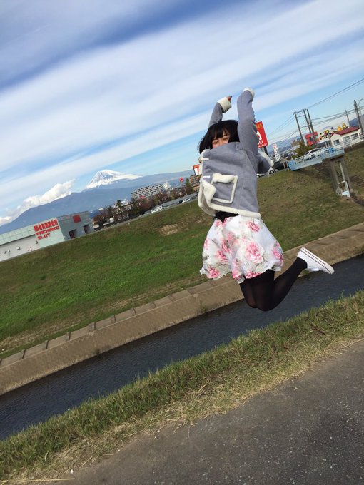 富士山 ｉｎ土手  はしゃぐ松岡٩( ᐛ )( ᐖ )۶ https://t.co/NTc6HGTqyA
