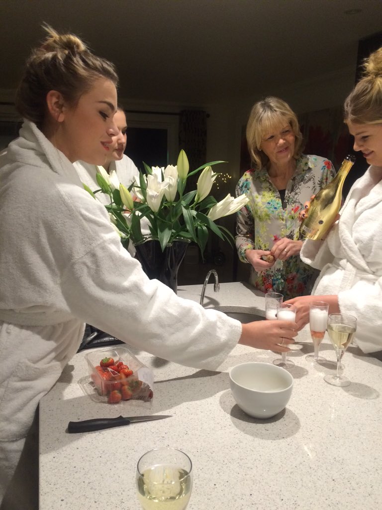 sophietownend's tweet photo. Champagne and strawberries 🍓 https://t.co/nM7hKYRi33