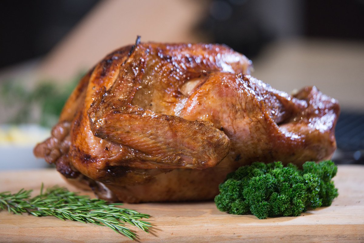 CanalTreceCO's tweet photo. Suena locamente rico y sabe aún mejor, para fin de año prepara pavo relleno glaseado al horno.  #PlanChef #AlAire https://t.co/ZL3g7RxNlr