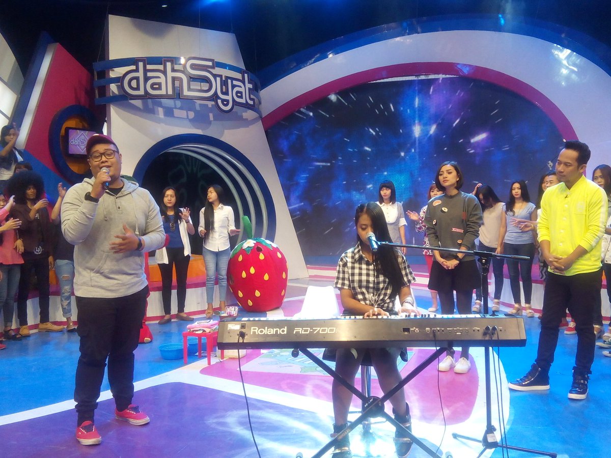 dahSyatMusik's tweet photo. Dua orang jebolan @RisingStar_INA ini emang kereenn2 bgt suaranya :D #dahSyatnyaBikinGemes https://t.co/x0L4io1JpD