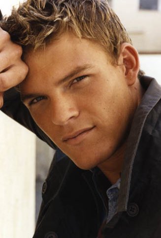 If he\s 31 I\m 31. A Very happy birthday to this beyond beautiful creature Alan Ritchson aka THE Thad Castle. 