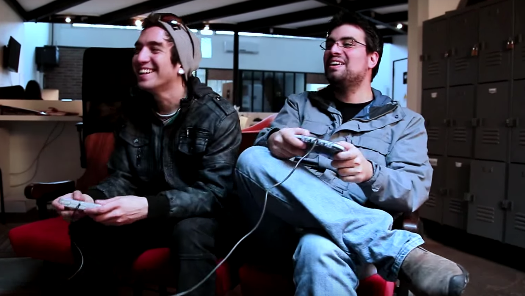 biobio's tweet photo. #youton2015: La promesa de dos famosos youtubers chilenos de jugar 27 horas seguidas apoyando a la Teletón https://t.co/NLfPyI6A0m