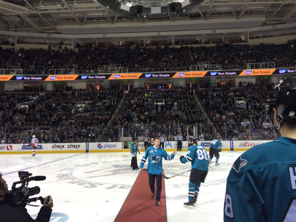 SanJoseSharks's tweet photo. Standing ovation for Ryane Clowe on #SJSAlumniNight. https://t.co/6u2jyk6EPN