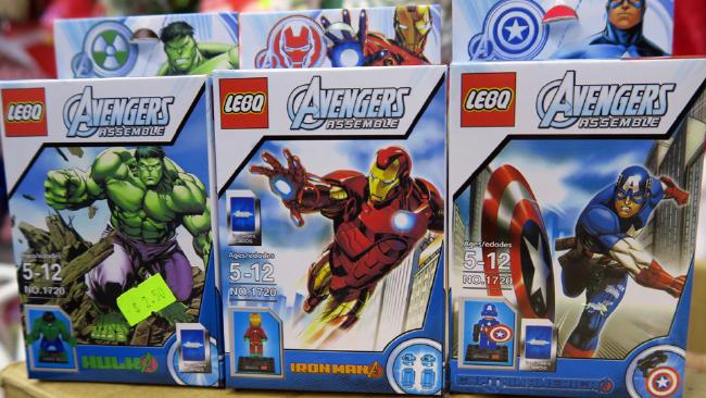Giocattoli falsi: Lego Avengers, Hulk, Iron Man e Capitan America.
