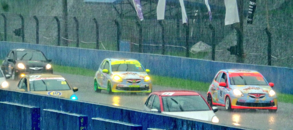 Para pembalap Honda Brio Speed Challenge tetap bersemangat meski hujan turun dengan kencang di sirkuit Sentul
