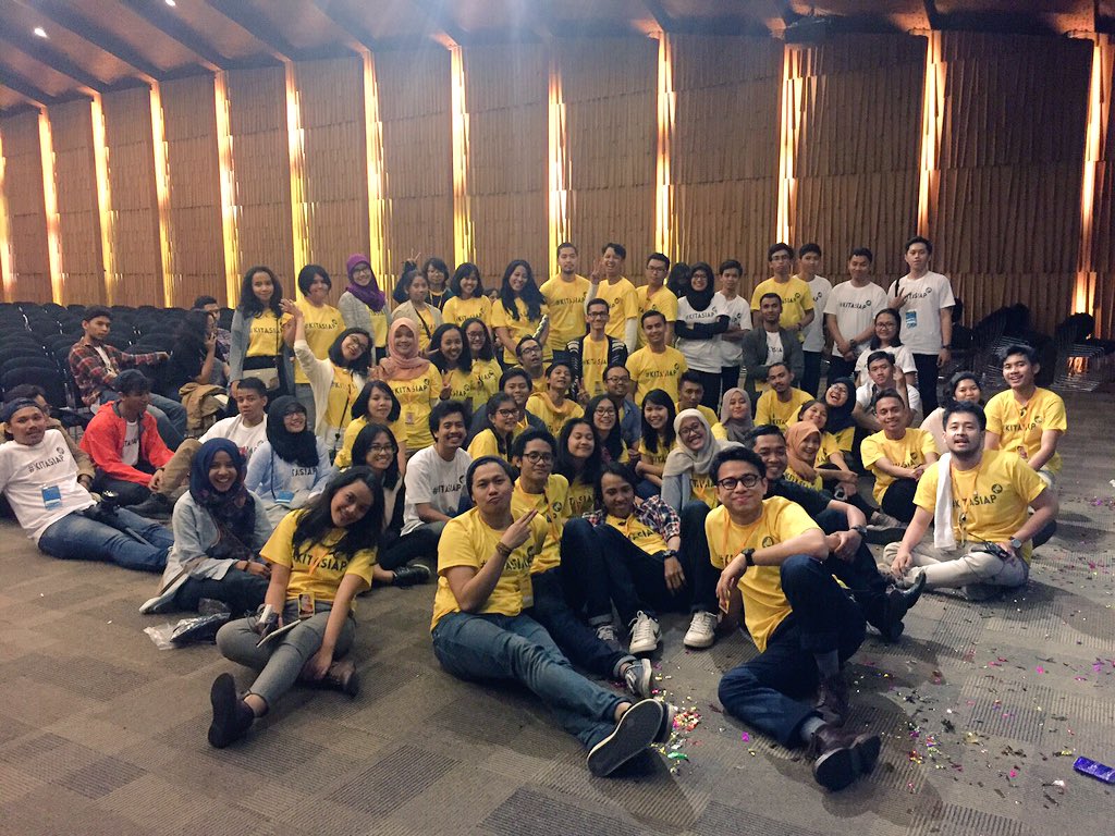 IndonesianYouth's tweet photo. Panitia dan volunteer #IYC mengucapkan terima kasih atas partisipasi kamu di Festival #IYC 2015! MEA? #KitaSiap! https://t.co/WdlujWzeLw