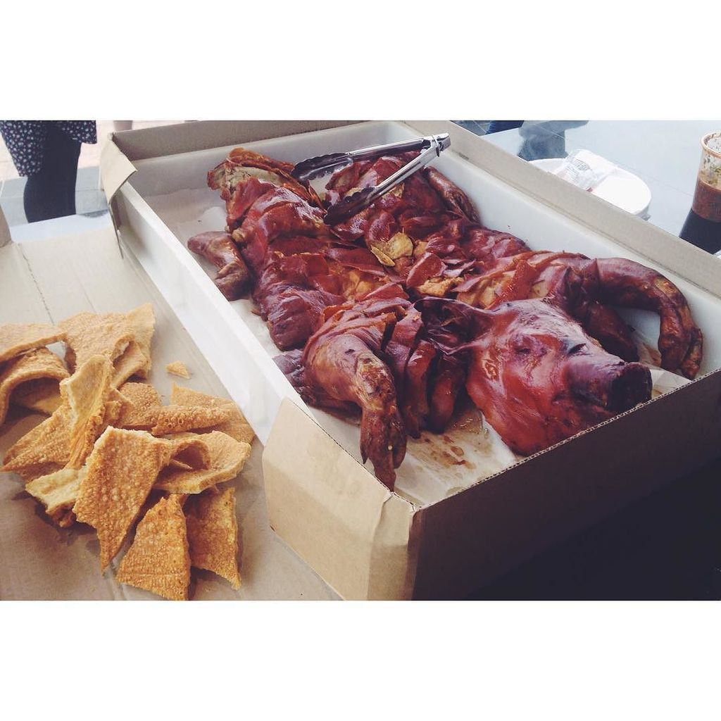 fromthetabletop's tweet photo. Thank you to @mrcrackles_ for this amazing delivery yesterday. Full suckling pig with crac… https://t.co/axiaefaxhz https://t.co/bhdl5Z7Rgc