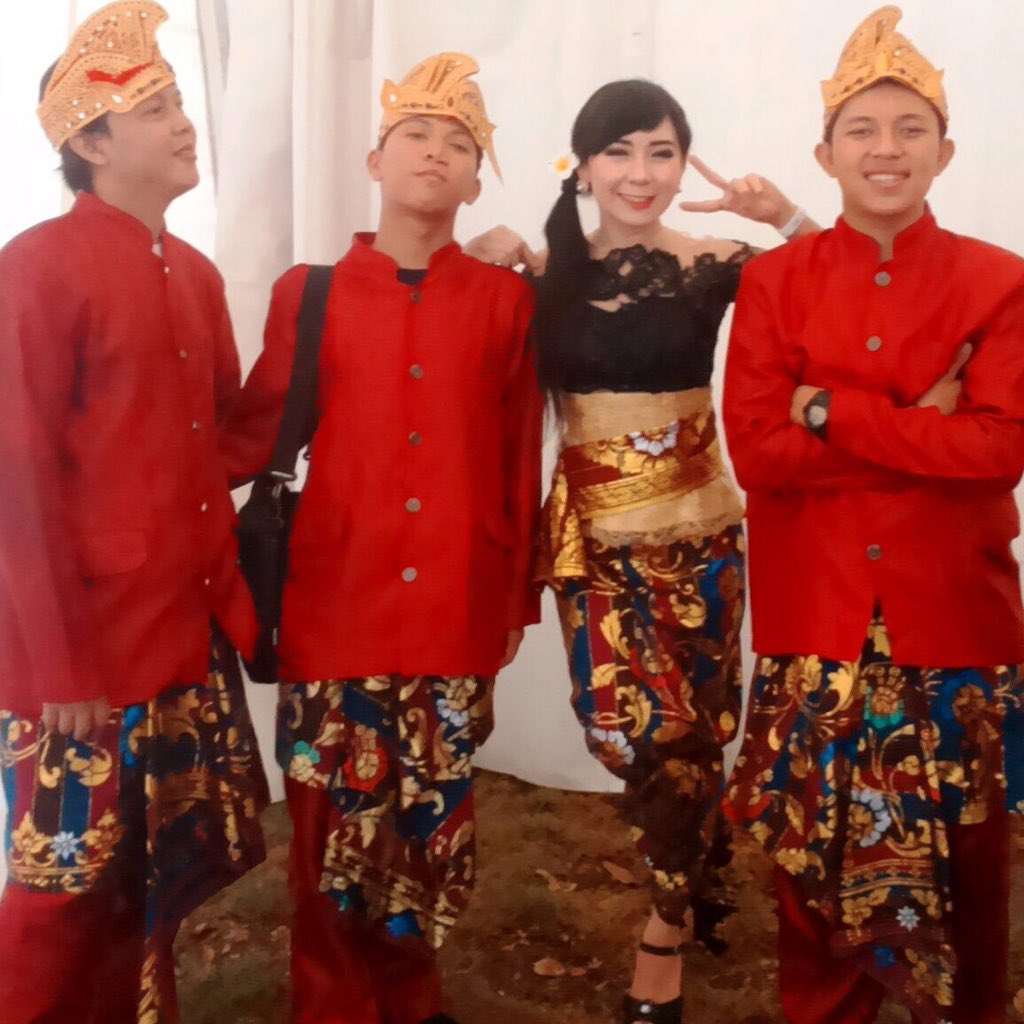 angklungudjo's tweet photo. Teh @lia_laila dan team untuk PT Denso Family Gathering. #AngklungPride5 #UDJO https://t.co/DaV3KQD1AG