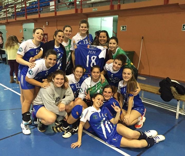 CBMAGUILAS's tweet photo. Y estas chicas dejan pequeña la definición de #equipo. #unafamilia #BMA https://t.co/30DjdgmquL