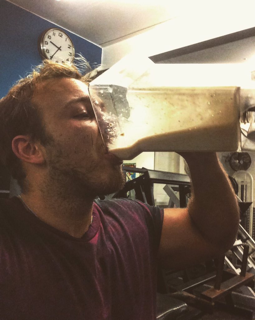 jaggedjayy's tweet photo. Getting so fat #protein #fatty #gym #gains #bulking https://t.co/YlRgg3XahH