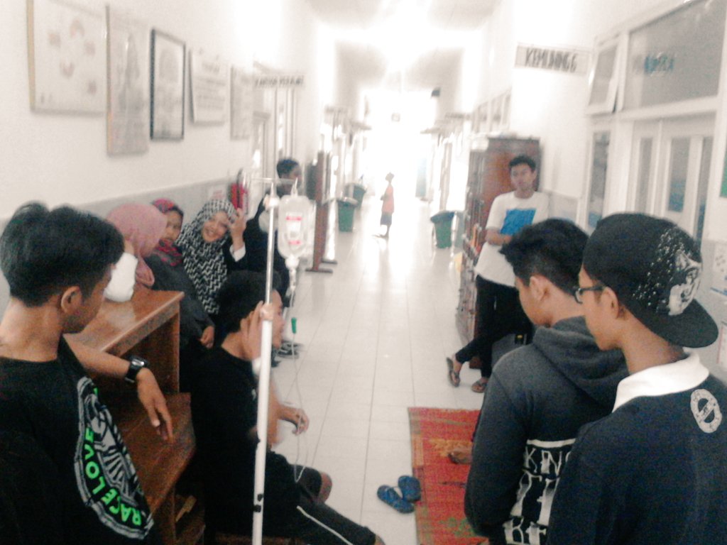 Lagi jenguk sang gitaris yang jatuh kecelakaan lekas sembuh yaa iyay abil:'(