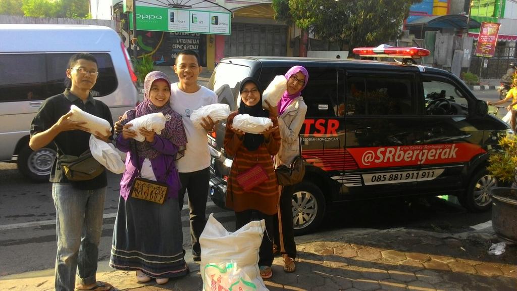 Minggu Pagi, enaknya gabung #BerbagiBeras On the Road w/ <a href="/PagiBerbagi/">Pagi Berbagi</a> #PekalonganWow <a href="/pemkotpkl/">Pemkot Pekalongan</a> <a href="/pkl_diskominfo/">Dinkominfo PemkotPkl</a>