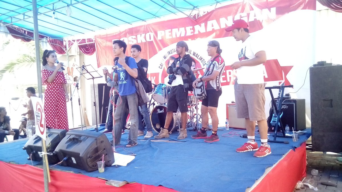 apfotosmg's tweet photo. Kumpul Hebat masih berlangsung di Posko Relawan Hebat Jl. Gajahmada #SemarangHebat @hendrarprihadi @andrarasmara https://t.co/NE4I4jztz6