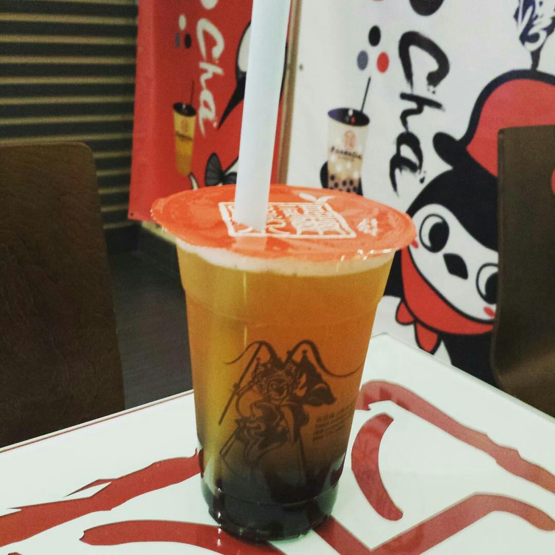 TheSweetFoodie3's tweet photo. Despite the cold weather,stopped by one of my fave @FormoCha 💜my Peach Green Tea #formocha https://t.co/pi6EZJLNo6 https://t.co/YaEmyKS6aL