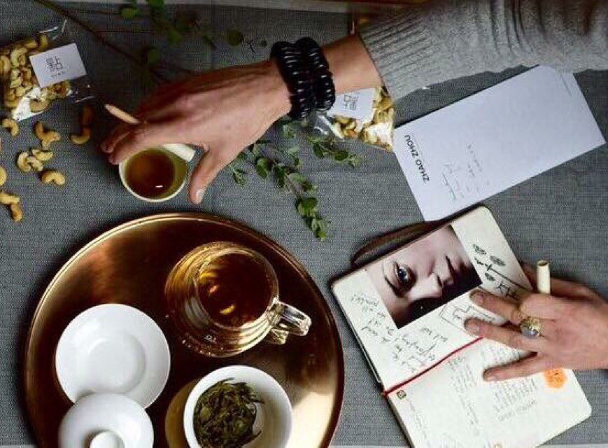 greyraythailand's tweet image. ハンガリー・ブダペストの #ZhaoZhou というティーショップにて Rita さんが撮影してくれた素敵な #DrawingOut 鉛筆エクステンダーのワンショット。ありがとう！#greyray #bungu