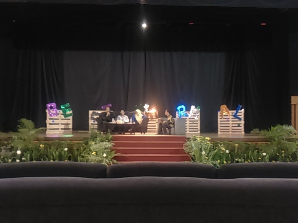 Reduvation's tweet photo. sesi talkshow, hm kira2 bagaimana yaa pendapat dari masing2 pembicara ttg energi geothermal ;) #geothermalenergy https://t.co/PrafjwKyMb