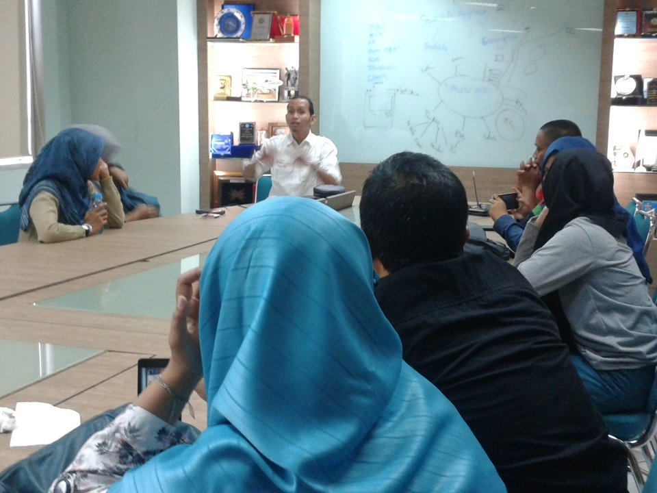 detikforum's tweet photo. Sebagai penutup, @aiodongeng mendongeng di hadapan peserta forum sharing @SekolahRelawan .
#forumsharing https://t.co/UREdW29UH0