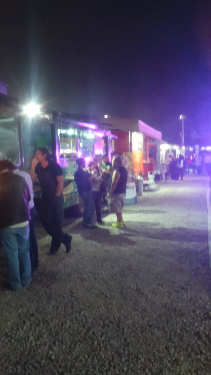 JorgeGarchia's tweet photo. Y al final del #CarShowMapfreDF #CenaTwittera #Tacos @jazminmurillo14 @AutosyMas https://t.co/kBIssoNLJ8