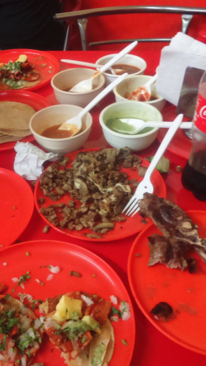 JorgeGarchia's tweet photo. Y al final del #CarShowMapfreDF #CenaTwittera #Tacos @jazminmurillo14 @AutosyMas https://t.co/kBIssoNLJ8