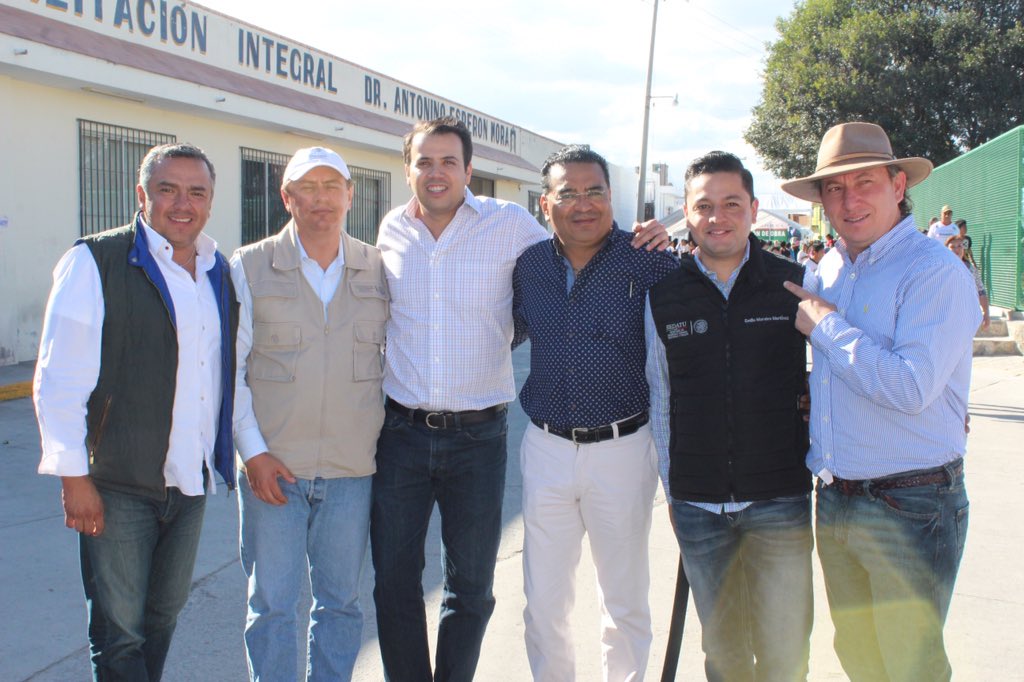 castillo_rosas's tweet photo. En #LaraGrajales hoy salude a grandes amigos
@Lastiri_Roberto @DavidHuertaR @ArielAlvarezF #EmilioM #ManuelM #ToñoA https://t.co/Hh1o12CJCZ