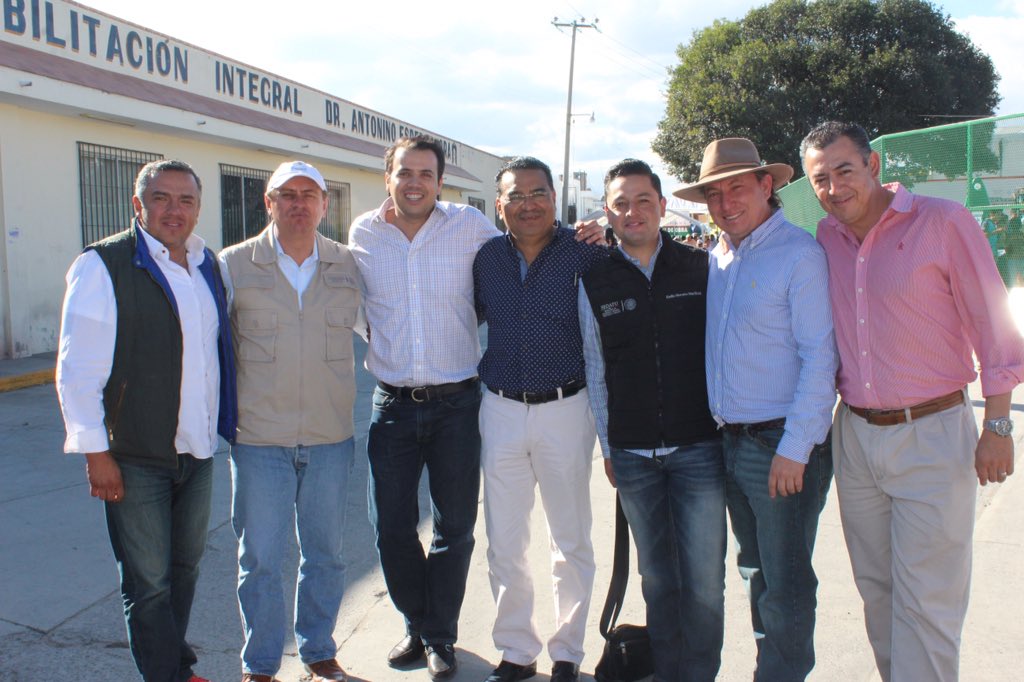 castillo_rosas's tweet photo. En #LaraGrajales hoy salude a grandes amigos
@Lastiri_Roberto @DavidHuertaR @ArielAlvarezF #EmilioM #ManuelM #ToñoA https://t.co/Hh1o12CJCZ