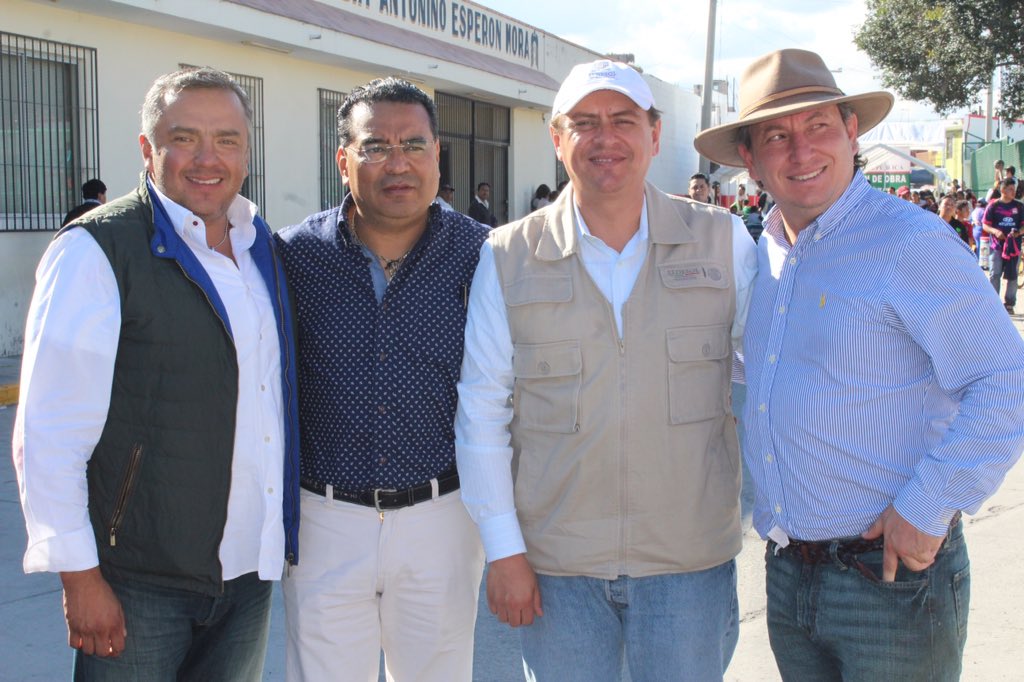castillo_rosas's tweet photo. En #LaraGrajales hoy salude a grandes amigos
@Lastiri_Roberto @DavidHuertaR @ArielAlvarezF #EmilioM #ManuelM #ToñoA https://t.co/Hh1o12CJCZ