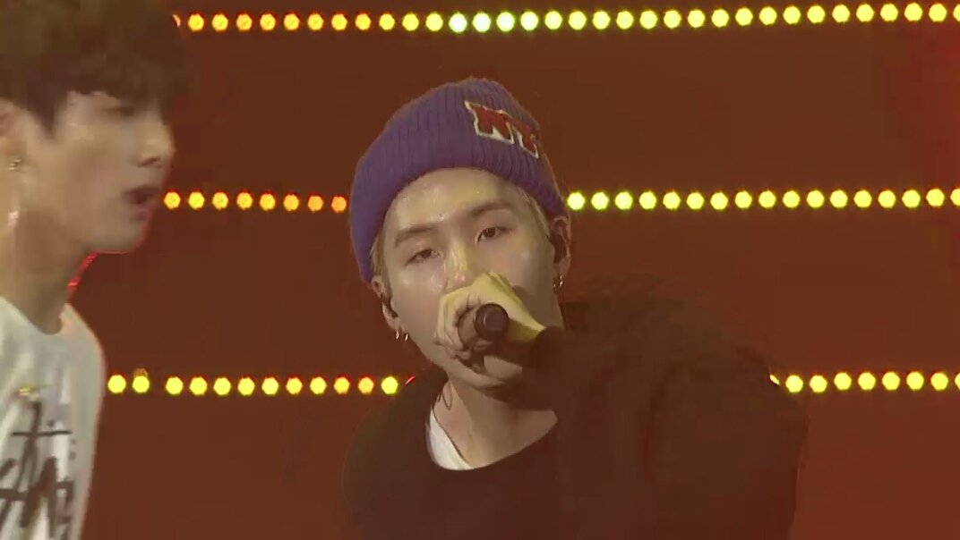 sweatingkidols's tweet photo. Suga // BTS https://t.co/fXyua6tnSX