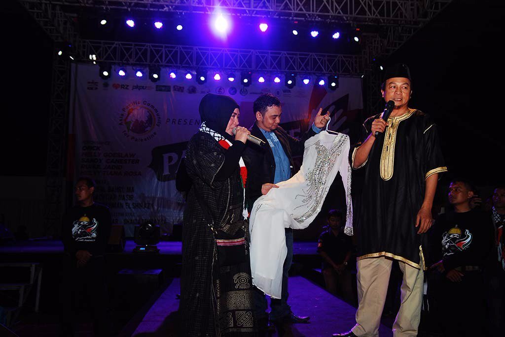 PSD2015_'s tweet photo. Mbak @melly_goeslaw juga melelang gamis kesayangannya dan laku sebesar Rp20juta #PalestineSolidarityDay. Thanks mbak https://t.co/R1EUgaDC0R