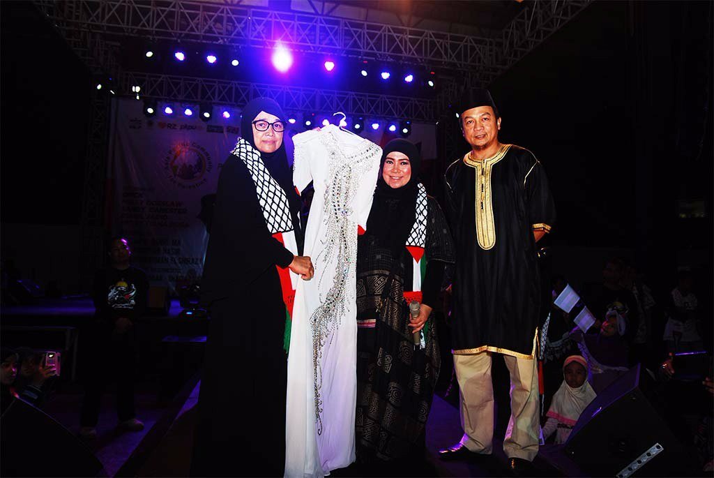 PSD2015_'s tweet photo. Mbak @melly_goeslaw juga melelang gamis kesayangannya dan laku sebesar Rp20juta #PalestineSolidarityDay. Thanks mbak https://t.co/R1EUgaDC0R