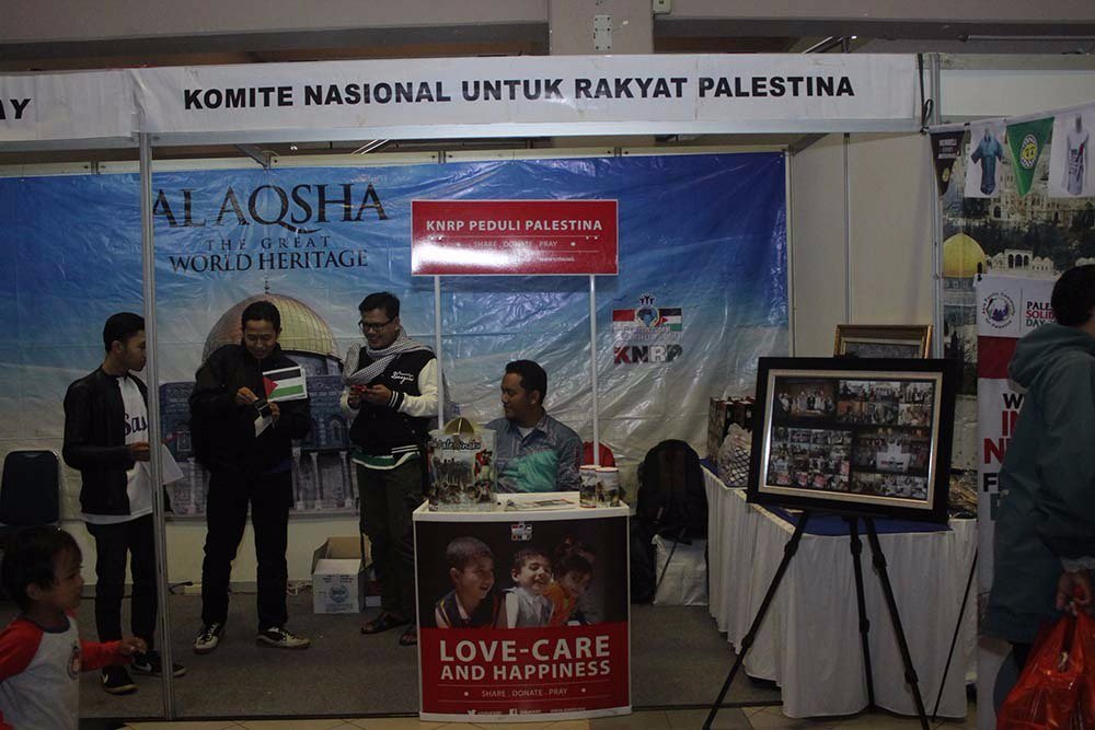 PSD2015_'s tweet photo. Peringatan #PalestineSolidarityDay 2015 turut dimeriahkan pula dgn pelbagai Stand &amp; Bazaar. @InfoKNRP @pkpuhumanity https://t.co/AeBCfakJ1N