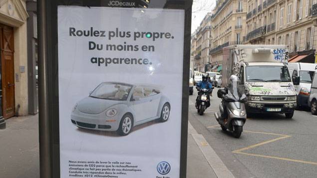 franceinfo's tweet photo. #COP21 : Des activistes écolos revendiquent 600 détournements de panneaux JCDecaux https://t.co/9mnAjNEjPB https://t.co/tsmx5E54tC