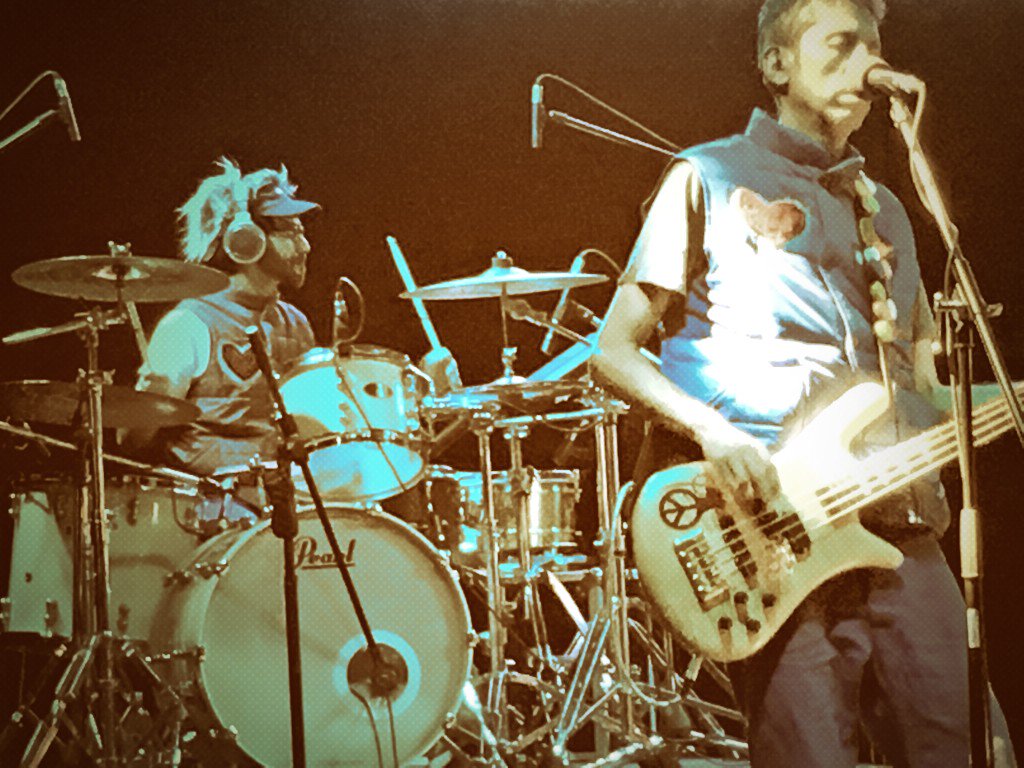 aterciopelados's tweet photo. Gracias Sucre ! Hoy clausura del #Festival internacional de la Cultura #Bolivia #FIC2015 https://t.co/S5IYpH6OvP