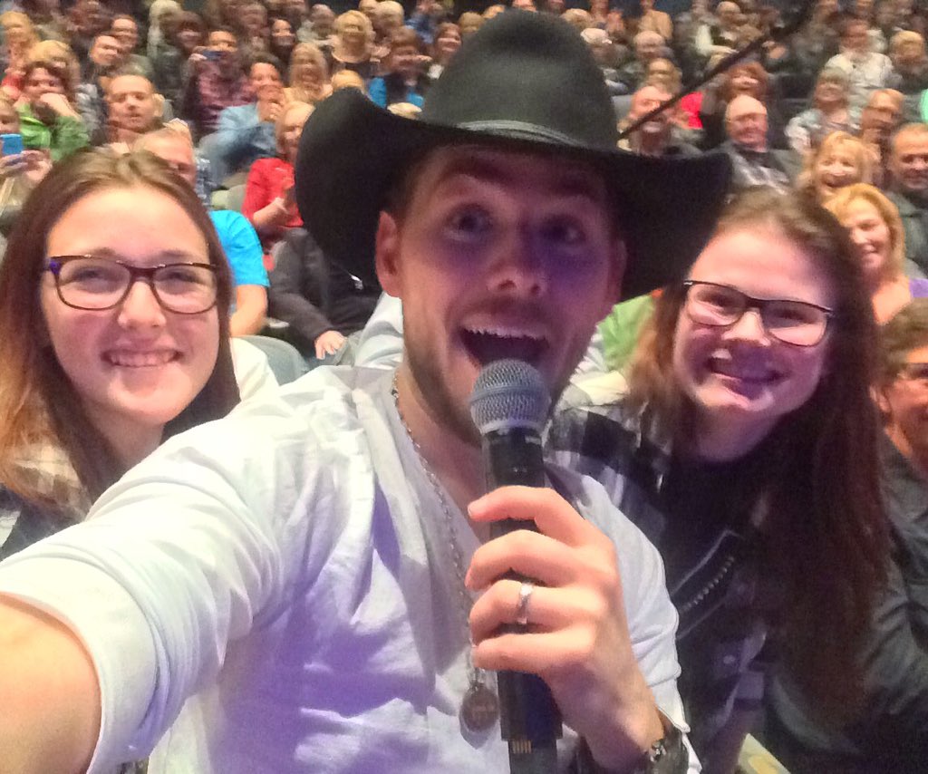 Tayleev9's tweet photo. @BrettKissel @kenzieboucher7 so this happened 😍 best night ever 💖🎶 #airwavestour https://t.co/DAkkbiEBXc