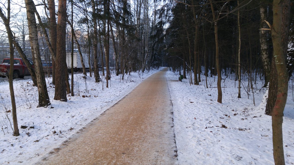 drlex73's tweet photo. #Зеленоград Догодались посыпать дорожки, вдоль леса, песком, а не реагентом, превращающим дороги в "кашу". https://t.co/DFEohtkut4
