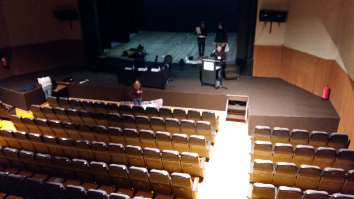 esplaiscatalans's tweet photo. Preparant tot al Teatre La Peni per l'#AGOEsplac15! En menys de 2 hores comencem! #resnoensatura https://t.co/22fTqXjIQ6