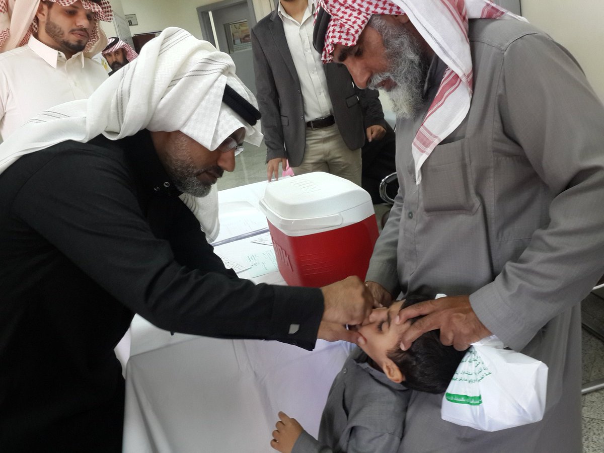 AL_BURAID's tweet photo. قام بتشريف المركز المشرف على قطاع مراكز الرعاية بتطعيم اول طفل يزور مركز صحي ال بريد اليوم شاكرين له اهتمامه الرائع https://t.co/dSiSrJBrYG
